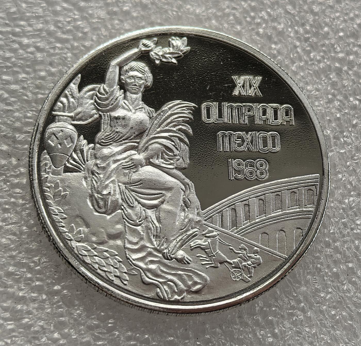 外国优质老铜币高银银币，周六九点倒数截拍，满百包邮，持续收拍，年后发货 1996 年亚特兰大百年奥运会纪念章，正面纪念现代奥林匹克运动诞生百年；反面1968 年墨西哥城奥运会，见证了墨西哥首次主办奥运会的历史，均承载着奥运文化与历史记忆。