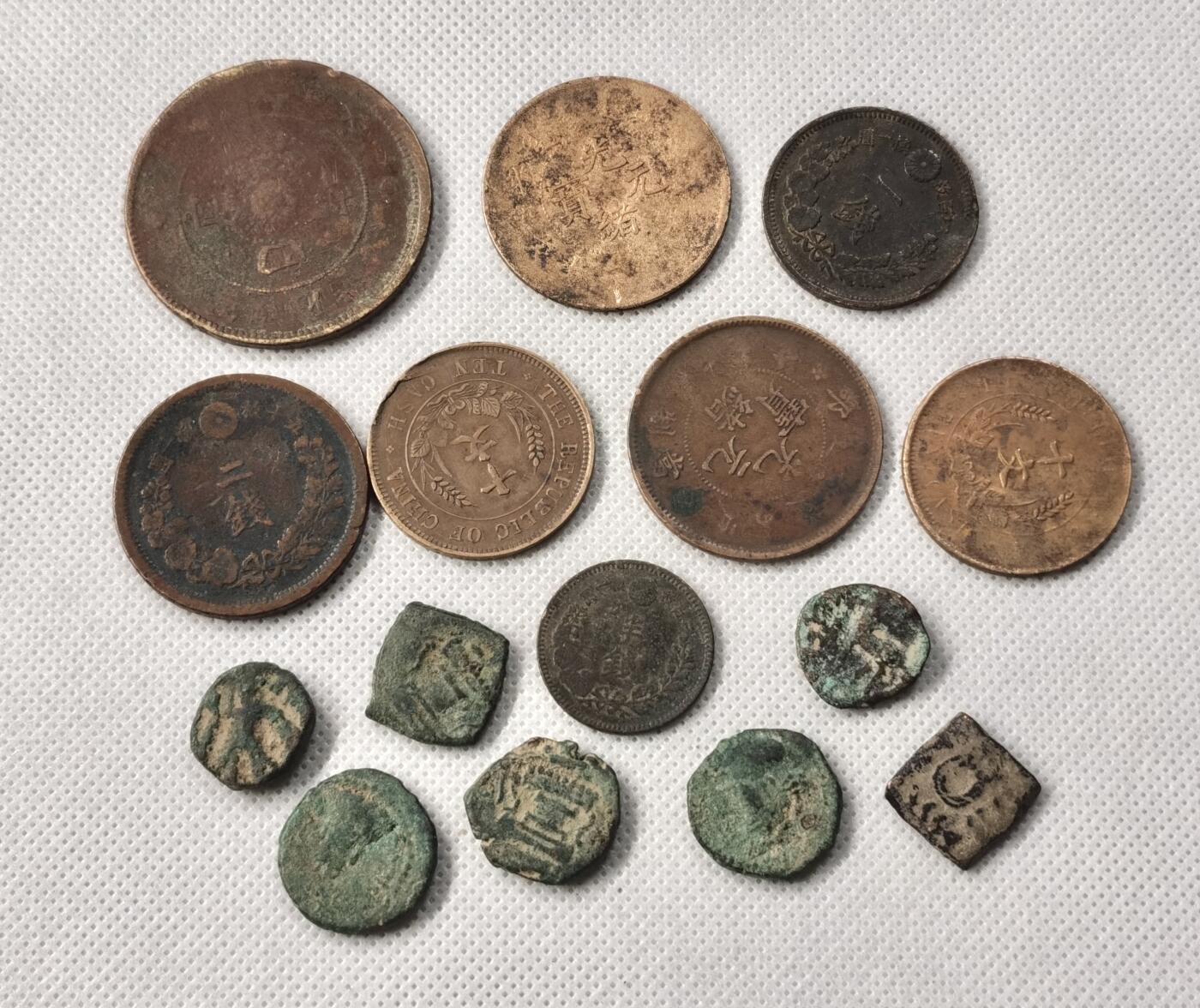 甄臻铺-世界币章拍卖（第49期）精品场拍品征集中，送拍享返佣金等优惠多多 8枚清代民国铜板，包含一枚大汉铜板和三枚日本龙洋辅币，以及七枚打制铜币种类比较多
