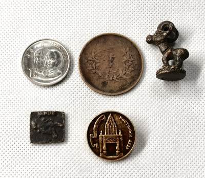 甄臻铺-世界币章拍卖（第49期）精品场拍品征集中，送拍享返佣金等优惠多多 - 一组小玩意 一枚卷拆原光希望工程纪念币 西域回流小羊尊铜摆件一个 希腊化时期小印章一个 俄国小徽章一个 天津共和二十文铜币一枚有铸裂原味巧克力包浆