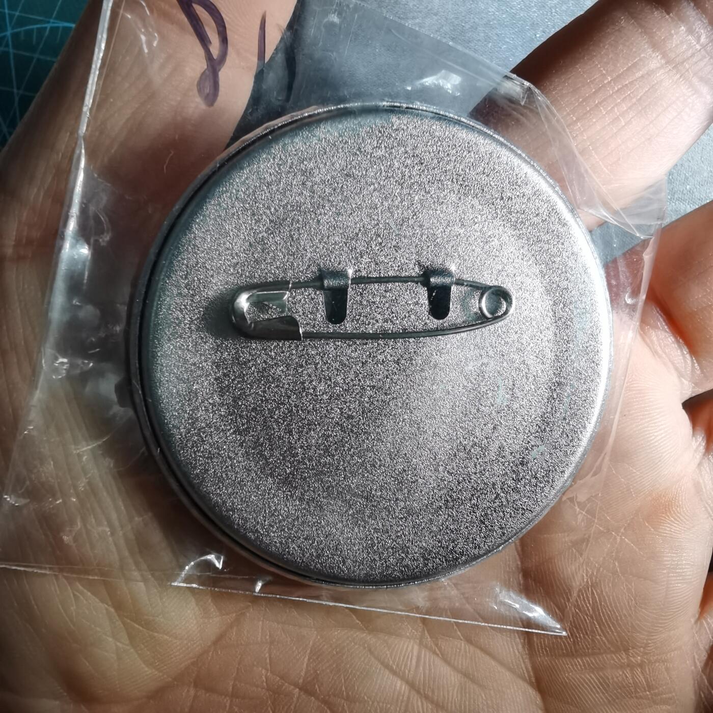 沼泽如烟--第987场 联名胸章