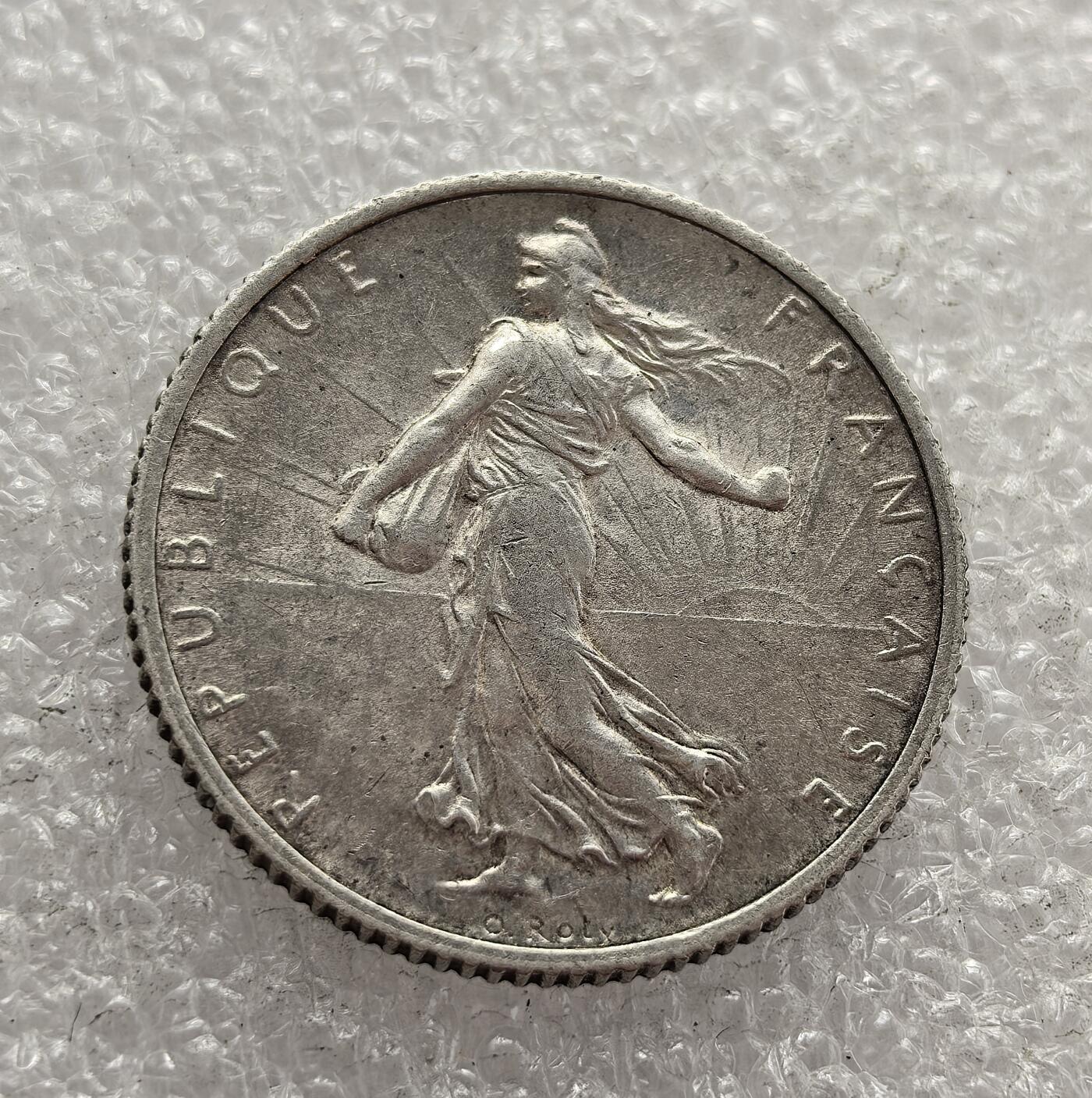 外国优质老铜币高银银币，周六九点倒数截拍，满百包邮，持续收拍，年后发货 法国 1918 年   1 法郎银币，属于 “播种者” 系列流通货币。时值一战尾声，币面的 “播种者” 形象与 “自由、平等、博爱” 格言，既承载了法国共和精神，也反映了战时法国维系货币稳定、寄托战后复苏希望的历史背景。