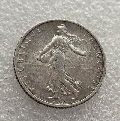 外国优质老铜币高银银币，周六九点倒数截拍，满百包邮，持续收拍，年后发货 - 法国 1918 年   1 法郎银币，属于 “播种者” 系列流通货币。时值一战尾声，币面的 “播种者” 形象与 “自由、平等、博爱” 格言，既承载了法国共和精神，也反映了战时法国维系货币稳定、寄托战后复苏希望的历史背景。