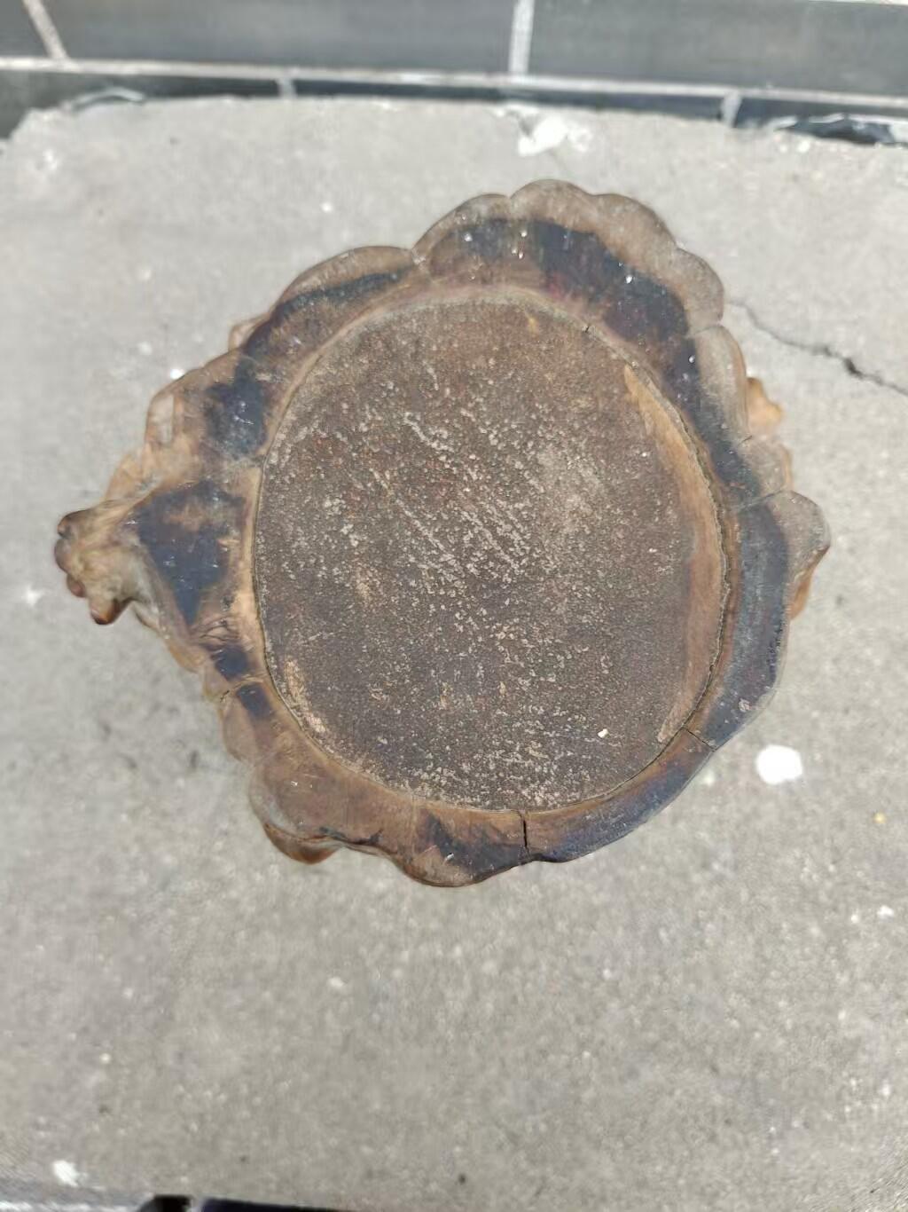 清代老根雕笔筒，木质厚重，瘤疤自然，造型独特，文房佳器。适合收藏或办公案头摆件