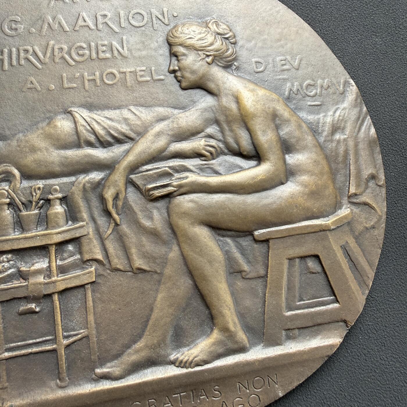 「木头集藏」“ 新岁撷珍”——章牌精品专场！ M.LORDONNOIS ～法国新艺术风格医学浇铸大铜章一对，直径：140mm，正面: 外科医生 勒·德·G.马里昂 。 背面: 医学博士G. 马里昂外科医生在医院     作为善于设计体育类章牌的新艺术雕刻大师，M.LORDONNOIS 所铸医学类章牌罕见，这是同一套章牌的正、反两面独立的单面浇铸大铜章。一对难得！