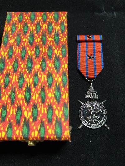 2026新年第一场  - 少见 柬埔寨铜级国防奖章 带原盒 带战斗星勋饰