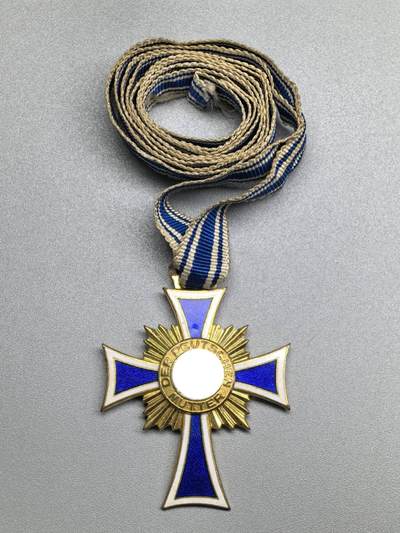 小驴勋章奖章收藏2月7日周六晚六点拍卖（珍爱和平，收藏战争，铭记历史，勿忘国耻，忠党爱国。有偿代拍，送拍规则在简介最后，参拍须阅读规则后再参拍，关系到运费包装发货时效真假辨别等关键信息，拍卖时不再发原图，看大图店主微信码在拍卖店铺介绍里） - 得三金级母亲勋章，12点是个烧制的凹陷