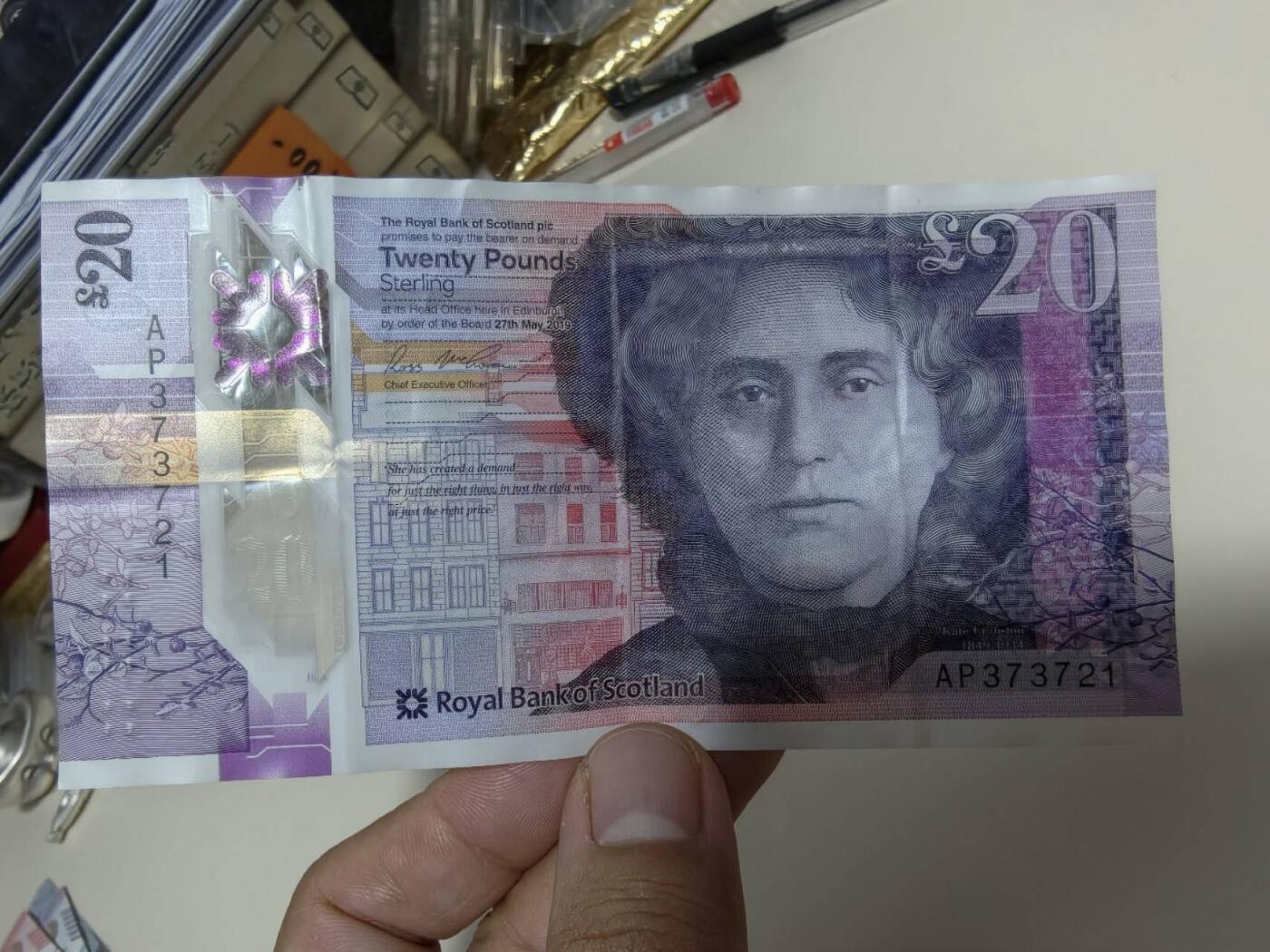 春节钱币瓷器清货捡漏拍场 2019年苏格兰皇家银行20镑塑料钞，品相如图有折痕，高贵紫，诗人，塑料钞大幅人像雕刻天花板，背面可爱双松鼠，艺术性很强的一张