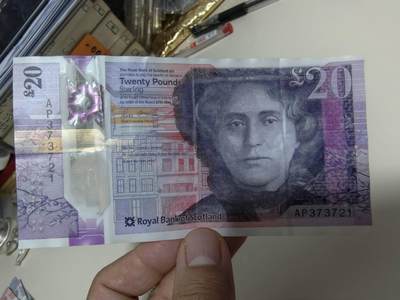 春节钱币瓷器清货捡漏拍场 - 2019年苏格兰皇家银行20镑塑料钞，品相如图有折痕，高贵紫，诗人，塑料钞大幅人像雕刻天花板，背面可爱双松鼠，艺术性很强的一张