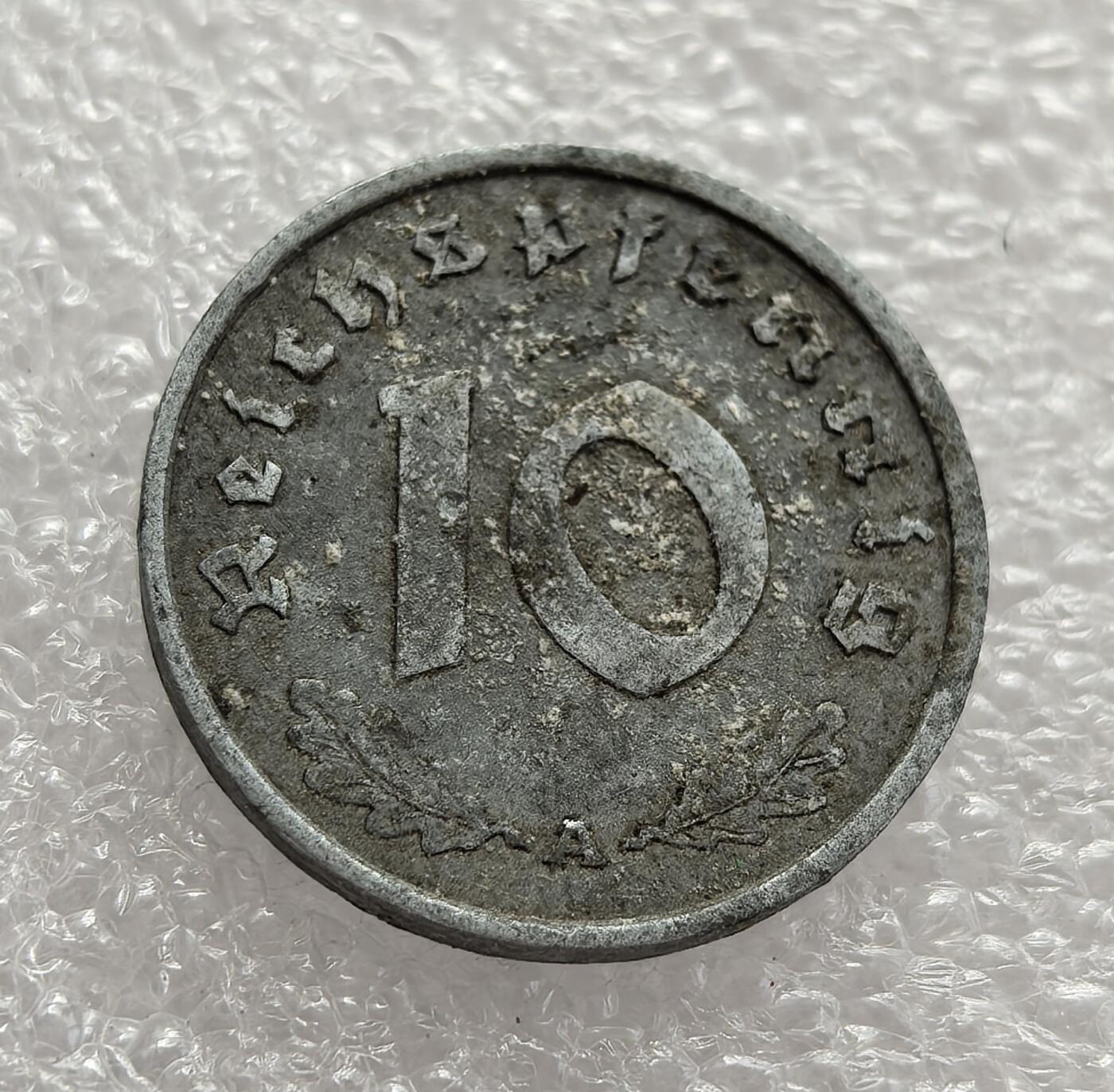 外国优质老铜币高银银币，周六九点倒数截拍，满百包邮，持续收拍，年后发货 纳粹德国 1941 年10 芬尼锌币，正值二战扩大、德国物资短缺时期。锌质铸币是战时经济的产物，币面帝国鹰徽象征法西斯统治，见证了纳粹德国在战争中的经济困境与政权特征。