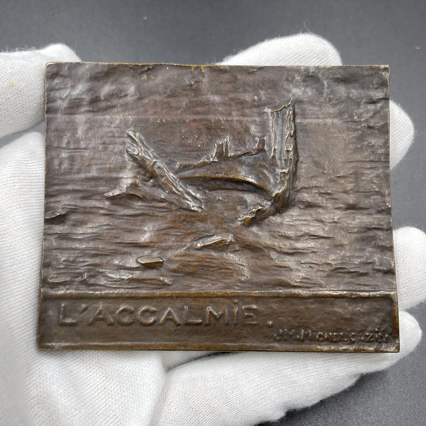 「木头集藏」“ 新岁撷珍”——章牌精品专场！ Michel Cazin～1904年SAMF作品21号作品“风平浪静”铜章。尺寸：66 × 81 mm，182 g,边铭：丰饶角 BRONZE 火蝾螈 限量编号186，铜章铸量132枚，大尺寸很有手感，品相不错，SAMF协会章是法国新艺术章牌最杰出的代表，历来受到章牌收藏者的追捧。