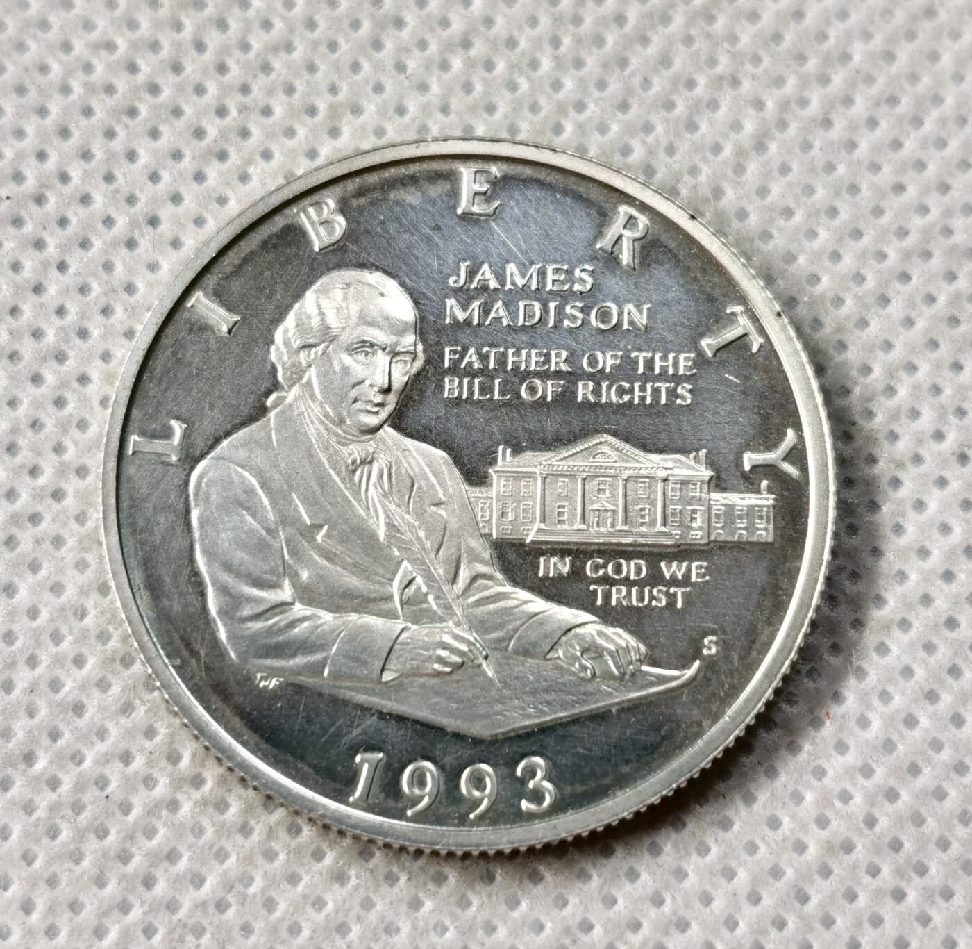 甄臻铺-世界币章拍卖（第49期）精品场拍品征集中，送拍享返佣金等优惠多多 美国 1993年 1/2圆 权利法案纪念 银币 镜面精制，略有擦丝