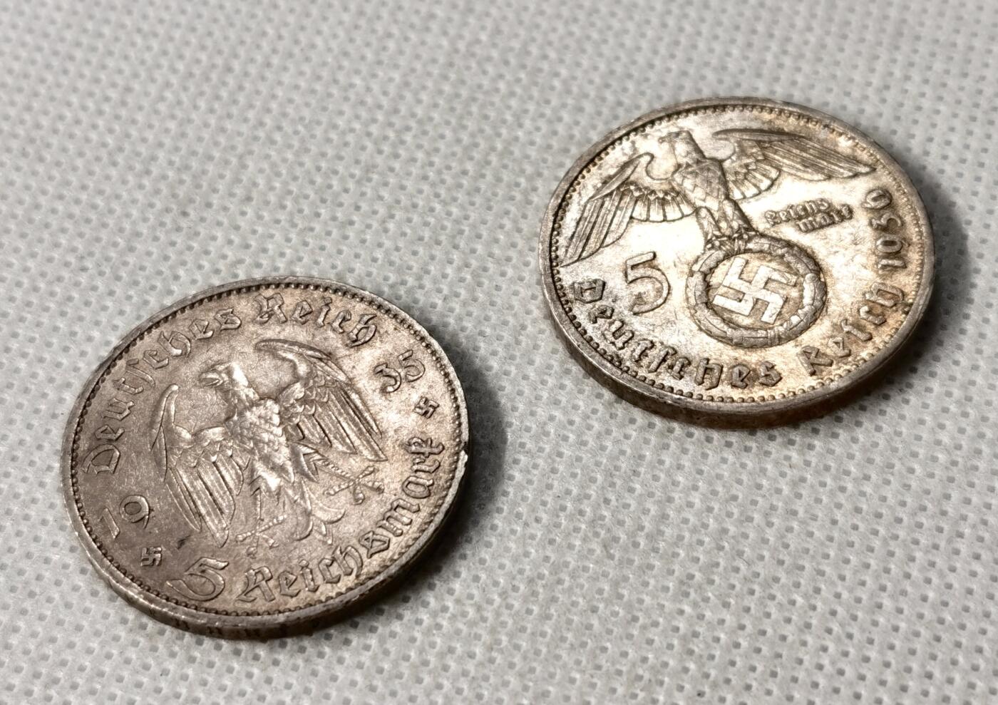 甄臻铺-世界币章拍卖（第49期）精品场拍品征集中，送拍享返佣金等优惠多多 1935教堂马克+1936兴登堡马克，淡淡转光，包浆自然，细节见图