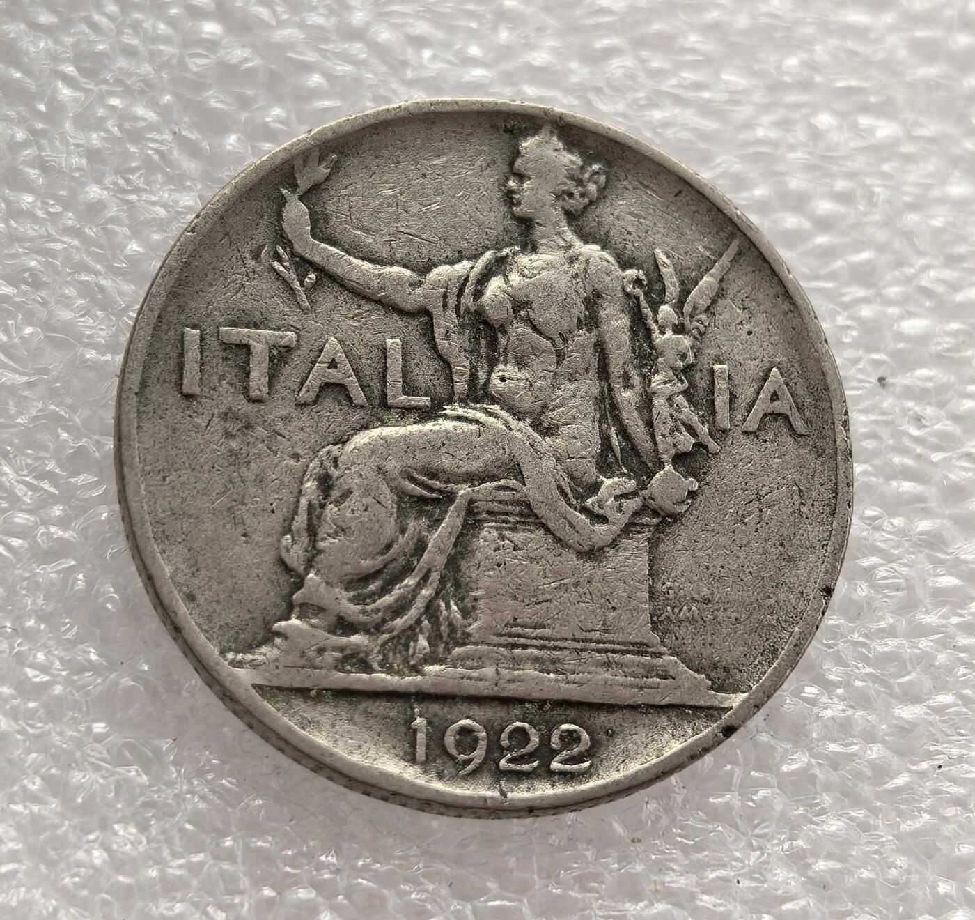 外国优质老铜币高银银币，周六九点倒数截拍，满百包邮，持续收拍，年后发货 意大利王国 1922 年1 里拉流通硬币，正值墨索里尼上台、法西斯政权崛起的关键年份。币面的坐像象征意大利国家精神，“BVONO” 标注币值，见证了意大利战后经济动荡与政治转向法西斯统治的历史过渡。