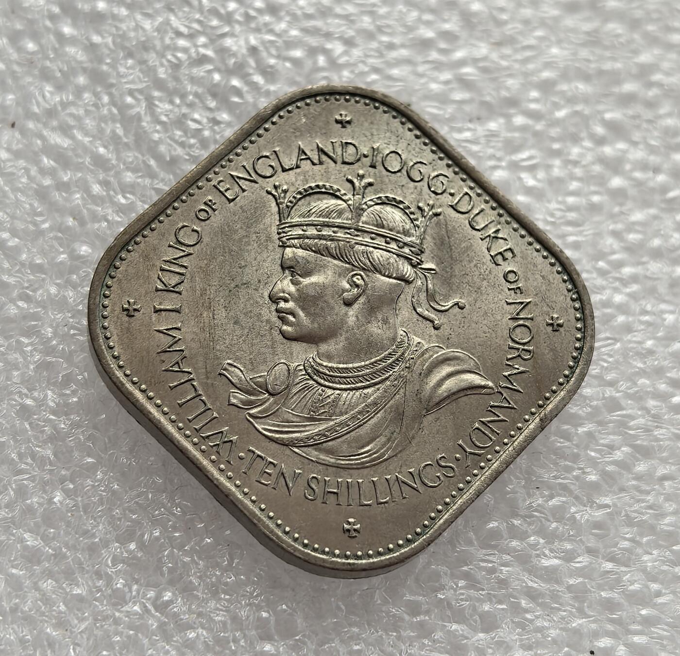 外国优质老铜币高银银币，周六九点倒数截拍，满百包邮，持续收拍，年后发货 英国皇家属地格恩西岛 1966 年10 先令纪念币，为纪念诺曼征服英格兰 900 周年而制。方形设计、征服者威廉头像呼应了根西岛与诺曼底的历史关联，见证了属地通过纪念币传承历史、维系与英国的关联。