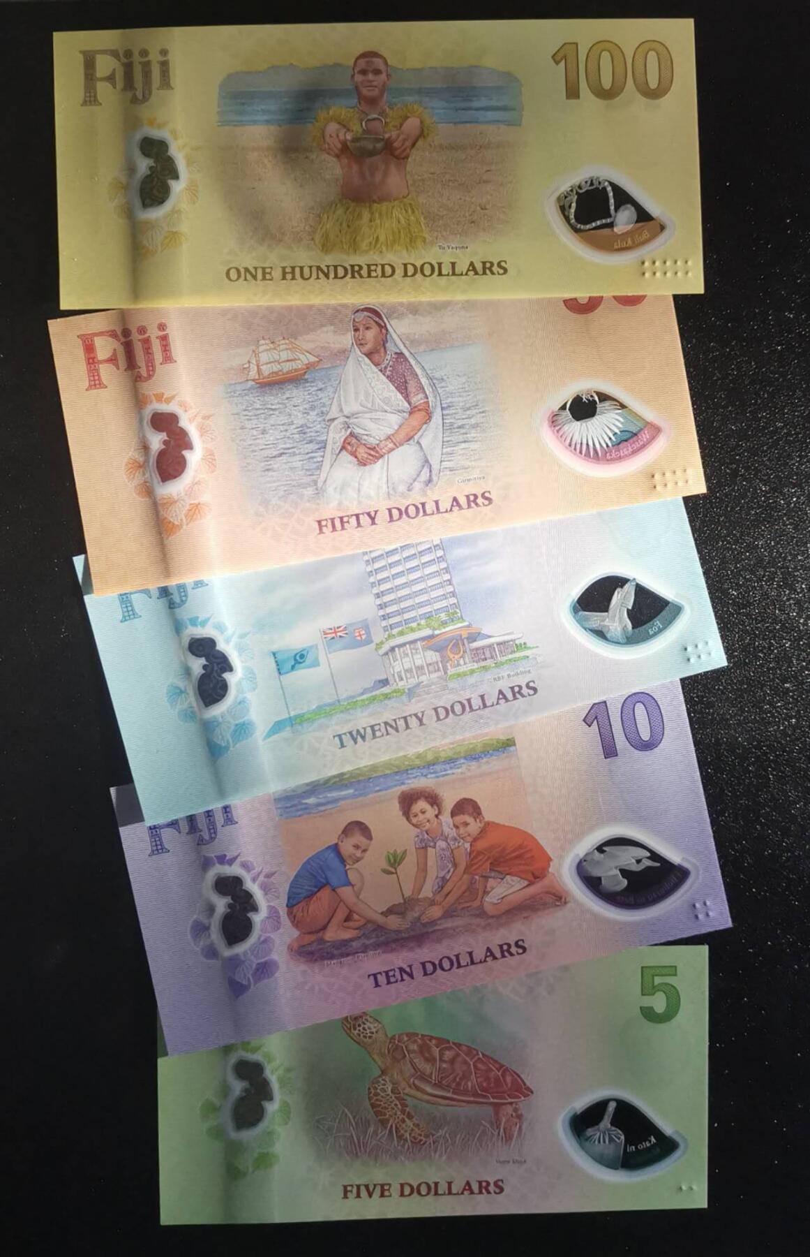 《艾美收藏》第231期-2.8周日外币精品(春节前收官)-世界最佳纸币特辑 (全同A038860)斐济2025年首发冠5-100元塑料钞一套UNC无47 超美荧光