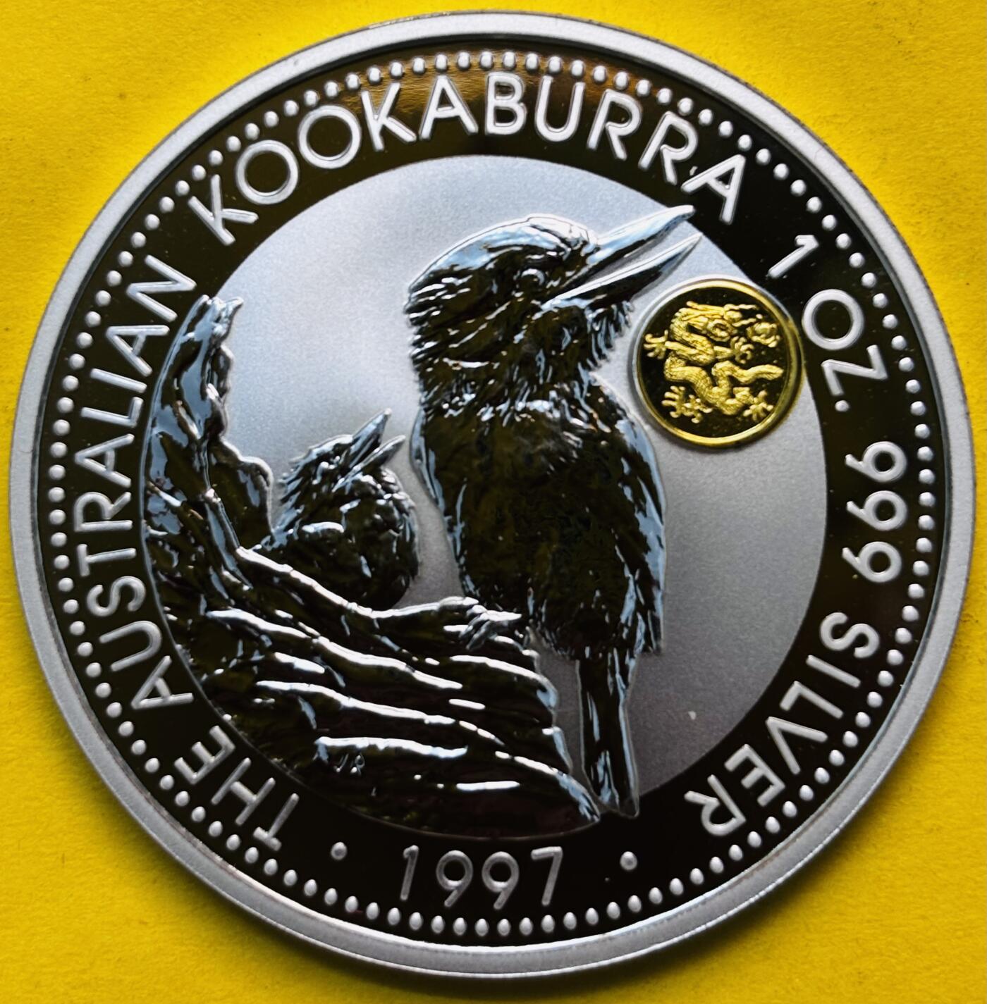 【金马踏春，泉马奔腾】2026 年新年贺岁场，（定于年初五接财神截拍）祝各位老板马到成功，马上有钱，愿岁岁平安喜乐顺遂 原盒带证书收藏 1997 年澳大利亚翠鸟系列 1 盎司大银币带 0.5 克纯银龙密印 31.635 克 999 纯银