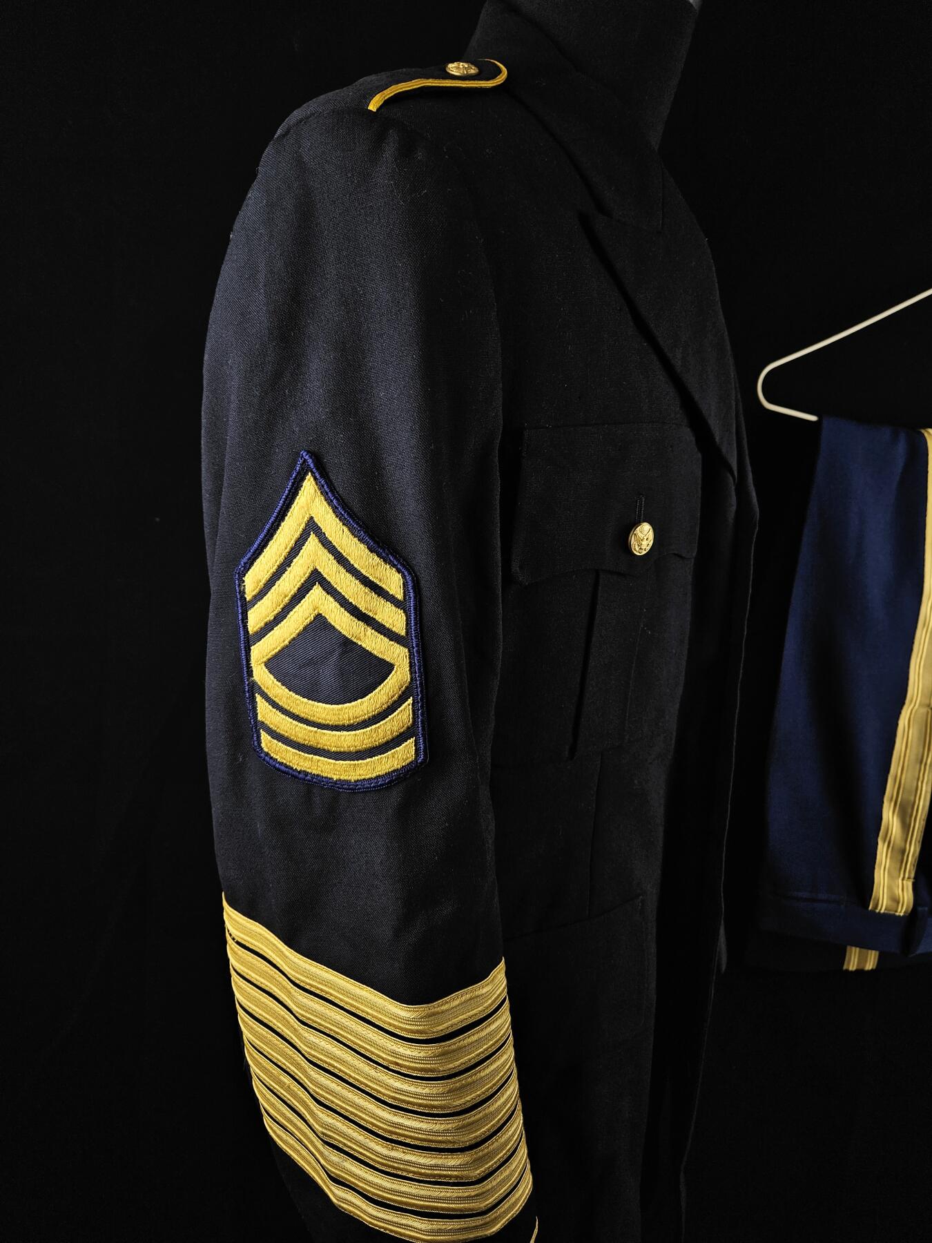 0元起拍勋章 第332期 咸鱼国勋章拍卖专场 2月8日（周日）下午6：00开始 美国陆军士官礼服一套 裤子马裤呢面料 胸围102 肩宽48 衣长76 袖长60 腰围83 裤长104