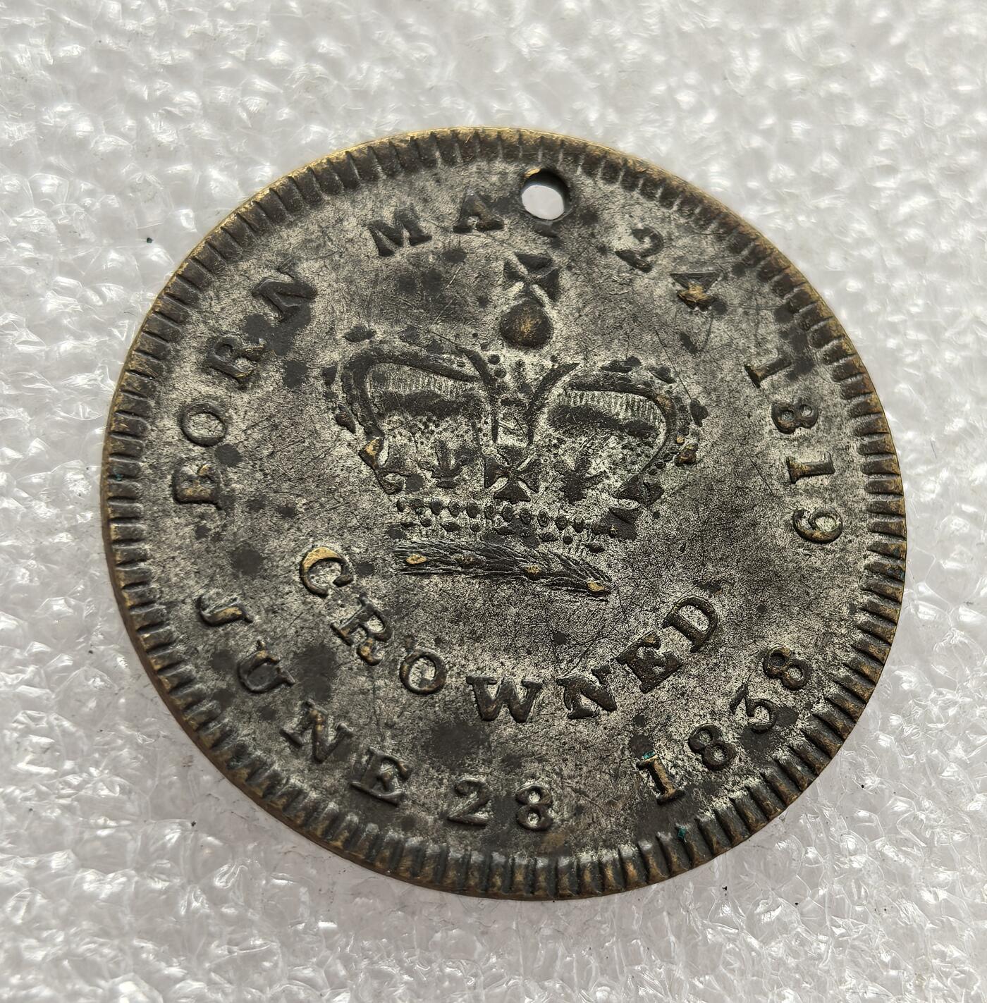 外国优质老铜币高银银币，周六九点倒数截拍，满百包邮，持续收拍，年后发货 英国 1838 年  维多利亚女王加冕纪念章，纪念她 1819 年出生与 1838 年登基，见证了维多利亚时代的开启与大英帝国崛起的开端，币面打孔表明其曾被作为佩戴饰品使用。