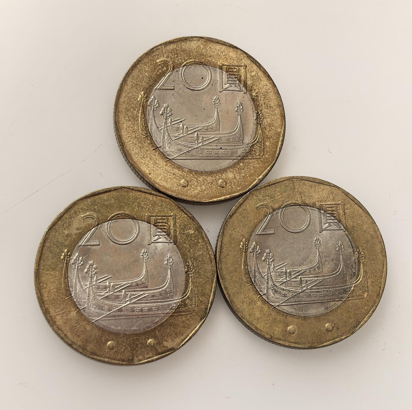 外国优质老铜币高银银币，周六九点倒数截拍，满百包邮，持续收拍，年后发货 台湾地区（民国九十年） 20 元双金属币3枚，正面铸赛德克族抗日领袖莫那・鲁道像，背面为台湾原住民拼板舟，体现对原住民历史文化的纪念与呈现。