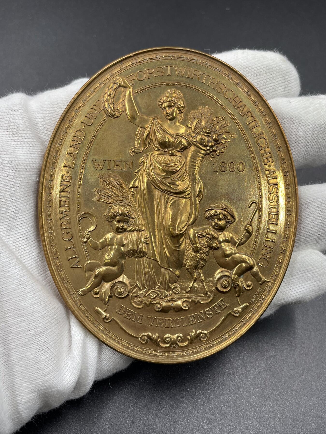 「木头集藏」“ 新岁撷珍”——章牌精品专场！ Jauner～1890年奥地利维也纳农林博览会纪念大铜章 ，尺寸：67 × 82 mm，156 g，画面华丽精美，高浮雕雕刻细腻精致，保存很好，基本上是出厂状态，收藏佳品！