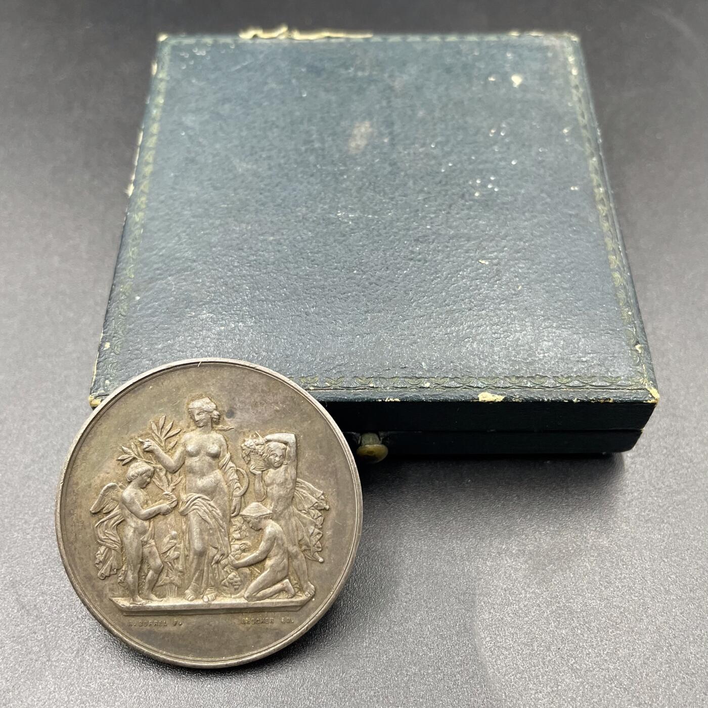 「木头集藏」“ 新岁撷珍”——章牌精品专场！  法国拉雷奥勒区农业协会原盒银章，直径：36 mm，22 g，边铭：丰饶角 ARGENT，原盒正常使用！