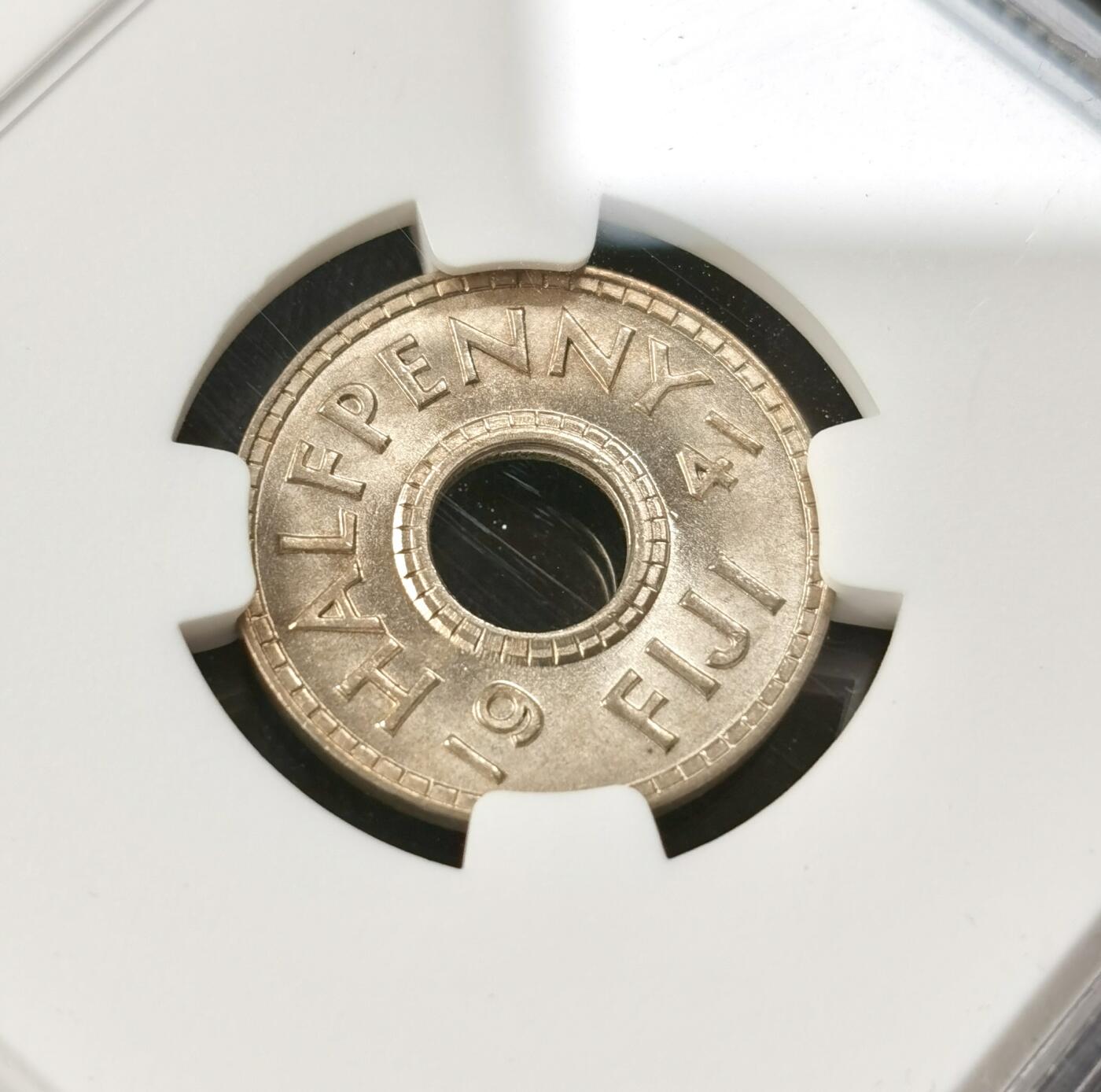 甄臻铺-世界币章拍卖（第49期）精品场拍品征集中，送拍享返佣金等优惠多多