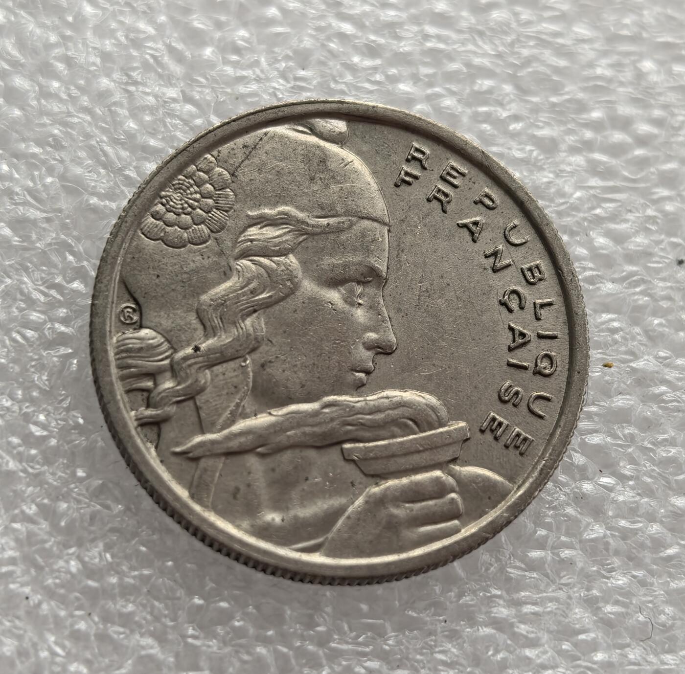 外国优质老铜币高银银币，周六九点倒数截拍，满百包邮，持续收拍，年后发货 法国 1955 年100 法郎，属于法兰西第四共和国时期的流通货币。当时法国正处于战后经济快速复苏阶段，该币以手持橄榄枝的玛丽安娜头像为设计，象征和平与共和，见证了法国战后重建的成果与货币体系的稳定。