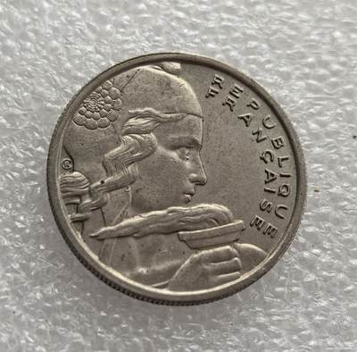 外国优质老铜币高银银币，周六九点倒数截拍，满百包邮，持续收拍，年后发货 - 法国 1955 年100 法郎，属于法兰西第四共和国时期的流通货币。当时法国正处于战后经济快速复苏阶段，该币以手持橄榄枝的玛丽安娜头像为设计，象征和平与共和，见证了法国战后重建的成果与货币体系的稳定。