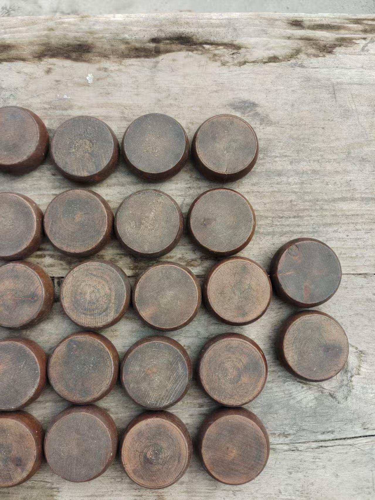 清代木制象棋一套，老物件，字迹清晰，棋子直径约4.5cm，具体数量见图。老木头材质，有岁月痕迹，整体成色还可以，有几个裂的，不缺肉，适合收藏或摆件