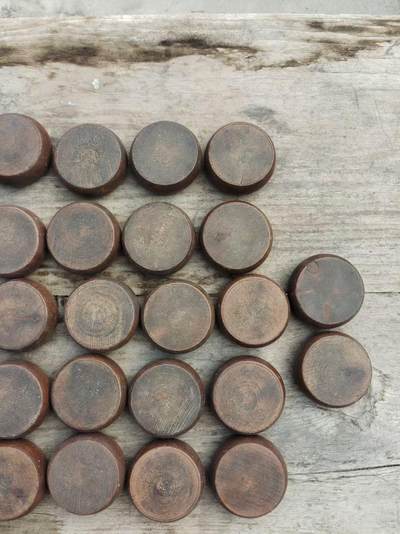 清代木制象棋一套，老物件，字迹清晰，棋子直径约4.5cm，具体数量见图。老木头材质，有岁月痕迹，整体成色还可以，有几个裂的，不缺肉，适合收藏或摆件 - 清代木制象棋一套，老物件，字迹清晰，棋子直径约4.5cm，具体数量见图。老木头材质，有岁月痕迹，整体成色还可以，有几个裂的，不缺肉，适合收藏或摆件