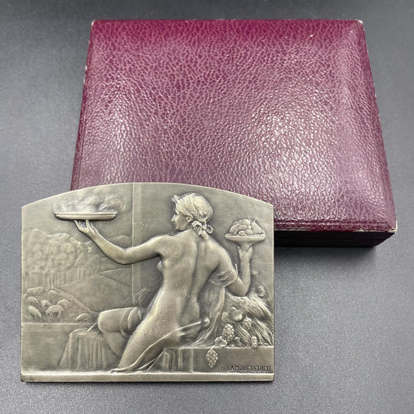 「木头集藏」“ 新岁撷珍”——章牌精品专场！ R.LAM0URDEDⅠEU～法国新艺术风格 丰收 大银章， 尺寸：:70 × 55mm，148 g， 边铭: 丰饶角 1ARGENT，  卢多维克·雷维尔 U.N.A. 萨瓦省分部主任 1942年—1962年，背面是后刻字，品相很不错，原盒正常使用！