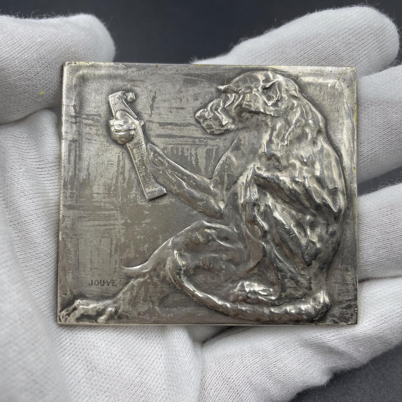 「木头集藏」“ 新岁撷珍”——章牌精品专场！ JOUVE～SAMF系列37号作品：狒狒 银章，尺寸：60 × 53 mm，104g ，边铭：丰饶角 ARGENT 火蝾螈 28，新艺术风格动物章，银章发行量仅68枚。SAMF协会章是法国新艺术章牌最杰出的代表，历来受到章牌收藏者的追捧。