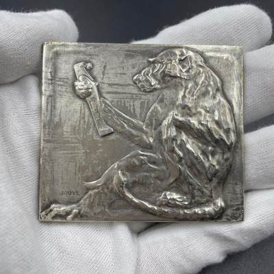 「木头集藏」“ 新岁撷珍”——章牌精品专场！ - JOUVE～SAMF系列37号作品：狒狒 银章，尺寸：60 × 53 mm，104g ，边铭：丰饶角 ARGENT 火蝾螈 28，新艺术风格动物章，银章发行量仅68枚。SAMF协会章是法国新艺术章牌最杰出的代表，历来受到章牌收藏者的追捧。