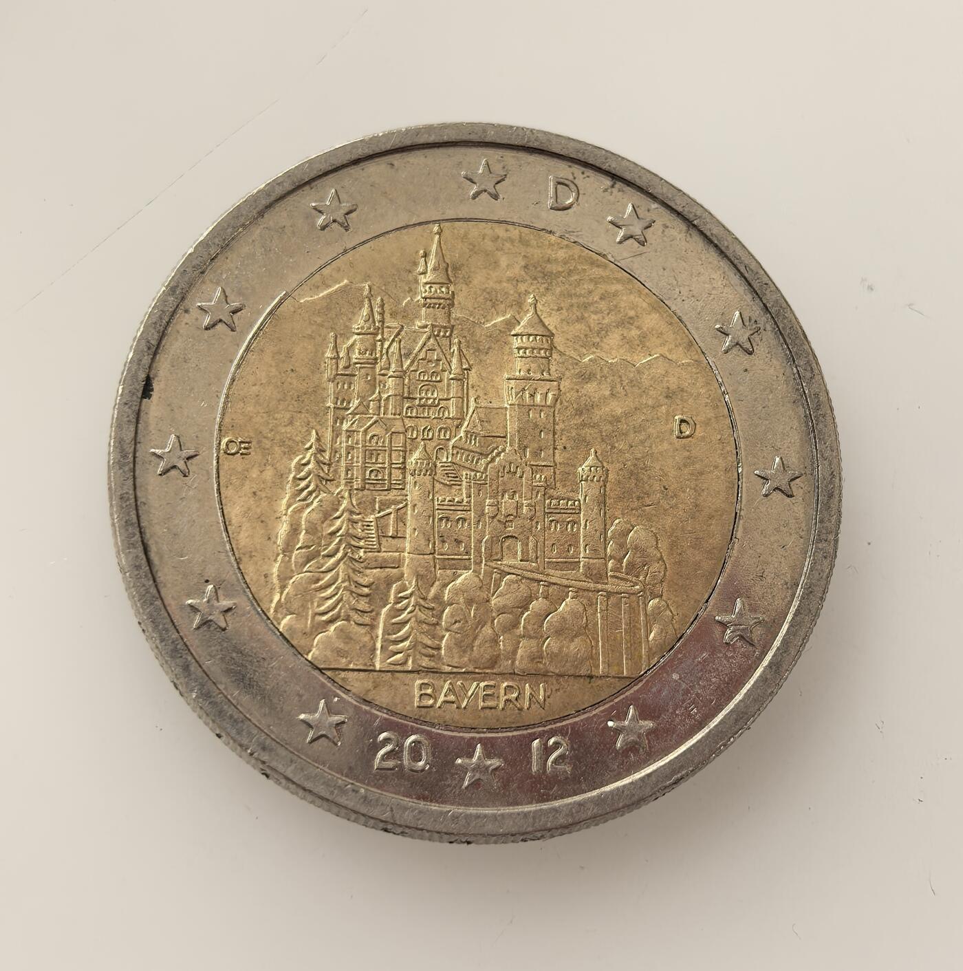 外国优质老铜币高银银币，周六九点倒数截拍，满百包邮，持续收拍，年后发货 德国2 欧元巴伐利亚州纪念币D版，属德国联邦州系列，正面铸巴伐利亚标志性的新天鹅堡并标注 “BAYERN”，背面为欧元统一面额图案，见证德国州域文化符号与欧元货币体系的融合。