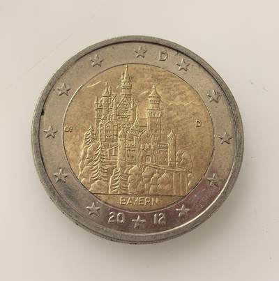 外国优质老铜币高银银币，周六九点倒数截拍，满百包邮，持续收拍，年后发货 - 德国2 欧元巴伐利亚州纪念币D版，属德国联邦州系列，正面铸巴伐利亚标志性的新天鹅堡并标注 “BAYERN”，背面为欧元统一面额图案，见证德国州域文化符号与欧元货币体系的融合。