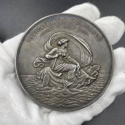 「木头集藏」“ 新岁撷珍”——章牌精品专场！ - 法国游艇俱乐部大银章，直径：68 mm，149.7 g,边铭：丰饶角 ARGENT，正面拉丁语：“休闲航海”、“在娱乐中学习驾驭”，少见银章，边有磕碰，正背面品相不错。