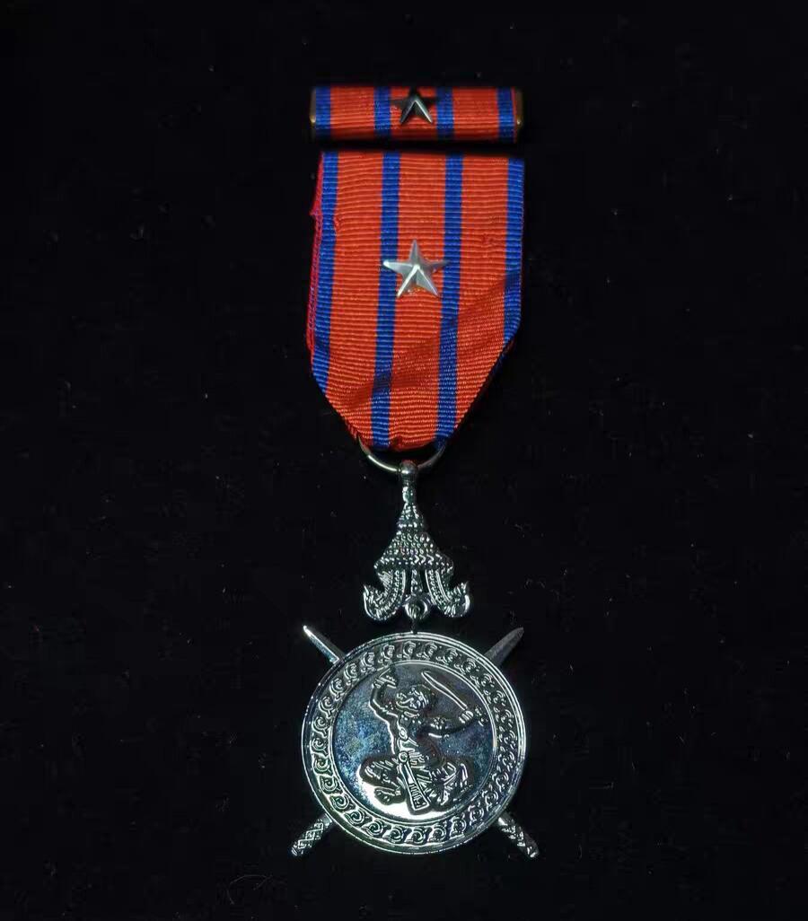 2026新年第一场  少见 柬埔寨银级国防奖章 带原盒 带战斗星勋饰