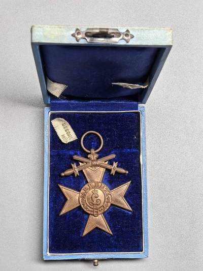 小驴勋章奖章收藏2月7日周六晚六点拍卖（珍爱和平，收藏战争，铭记历史，勿忘国耻，忠党爱国。有偿代拍，送拍规则在简介最后，参拍须阅读规则后再参拍，关系到运费包装发货时效真假辨别等关键信息，拍卖时不再发原图，看大图店主微信码在拍卖店铺介绍里） - 巴伐利亚三级军功奖章，带剑带冠，带原盒