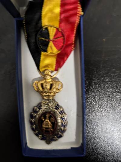 勋章杂货 - 比利时军官级金级劳工勋章带原盒