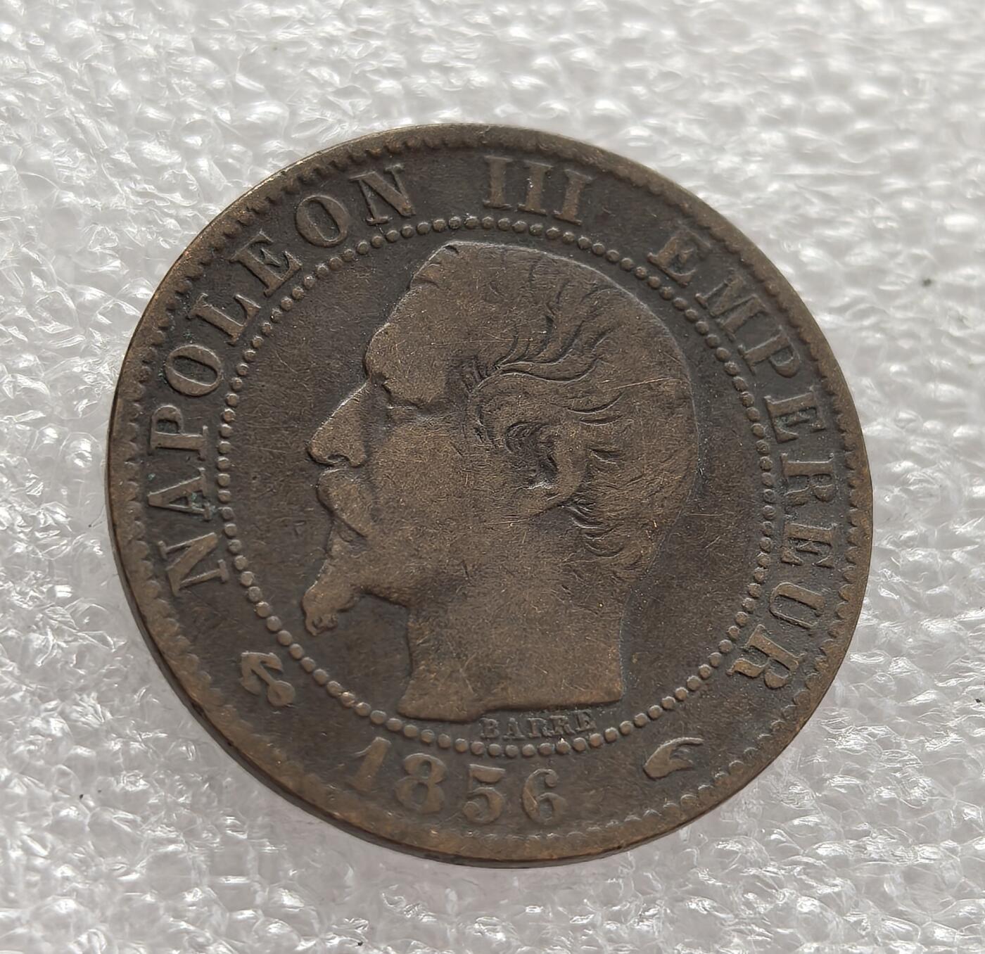 外国优质老铜币高银银币，周六九点倒数截拍，满百包邮，持续收拍，年后发货 法国1856 年5 生丁铜币，属于法兰西第二帝国拿破仑三世时期的流通货币。当时法国正处于工业革命与殖民扩张的鼎盛阶段，该币以拿破仑三世头像与帝国鹰徽为设计，见证了拿破仑三世巩固皇权、推动经济发展的历史，是第二帝国时期法国货币体系的重要遗存。