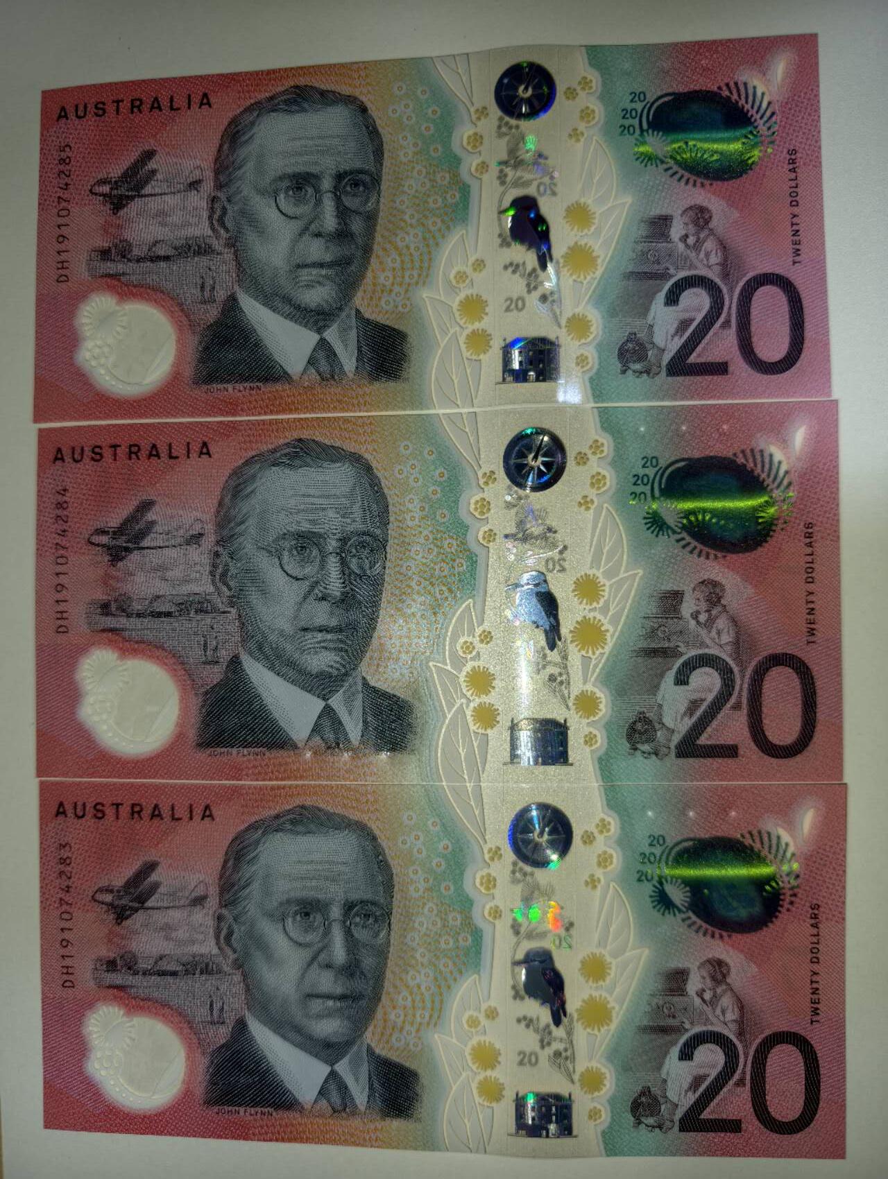 春节钱币瓷器清货捡漏拍场 澳大利亚新版明亮版20元，全新UNC连号三张，很漂亮