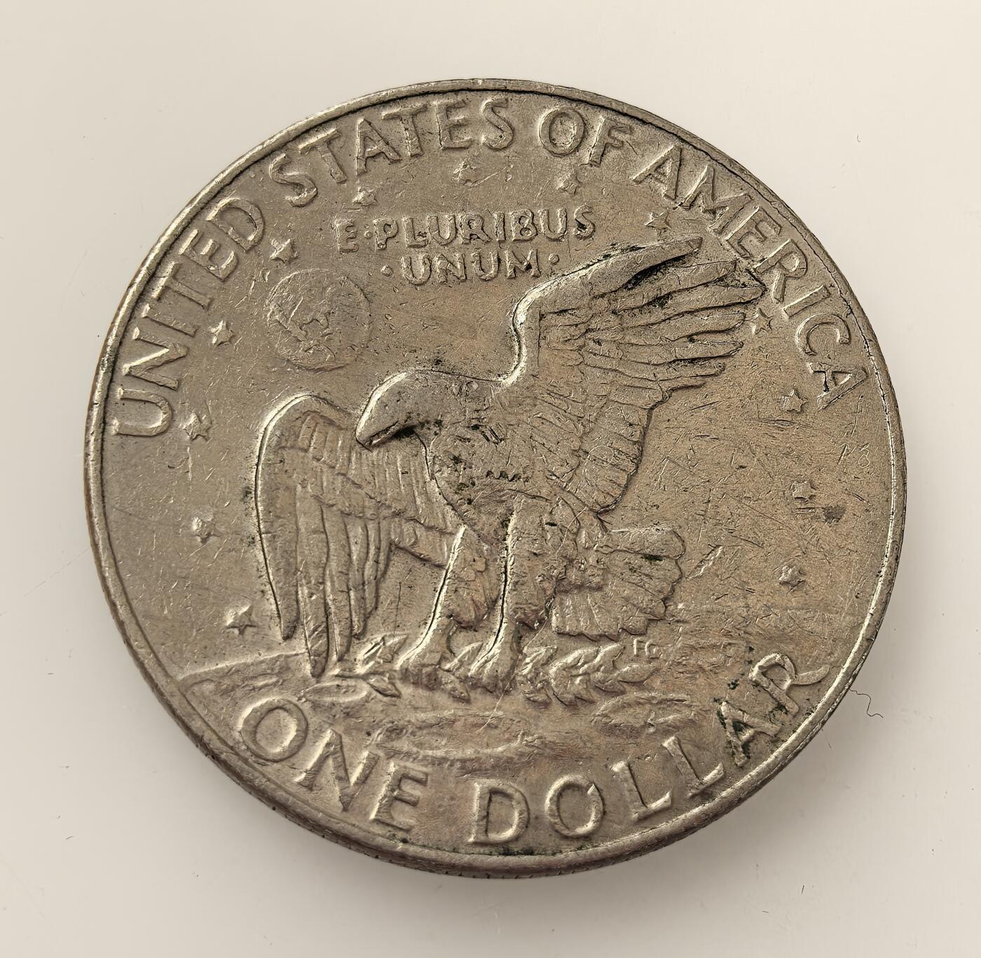 外国优质老铜币高银银币，周六九点倒数截拍，满百包邮，持续收拍，年后发货 1977 年美国艾森豪威尔一美元硬币，正面铸第 34 任总统、二战盟军统帅艾森豪威尔头像，背面为美国国鸟白头鹰，发行于 1971-1978 年，铜镍材质，承载美国战后货币与历史人物纪念的双重意义。