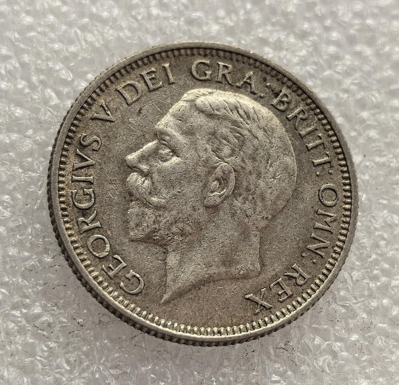 外国优质老铜币高银银币，周六九点倒数截拍，满百包邮，持续收拍，年后发货 英国 1929 年 1 先令银币，属于乔治五世时期的流通货币。当时英国正处于战后经济调整阶段，该币以 “皇冠上的狮子” 为设计，象征君主权威与国家稳定，是 20 世纪 20 年代英国维系货币体系与殖民霸权的重要见证。