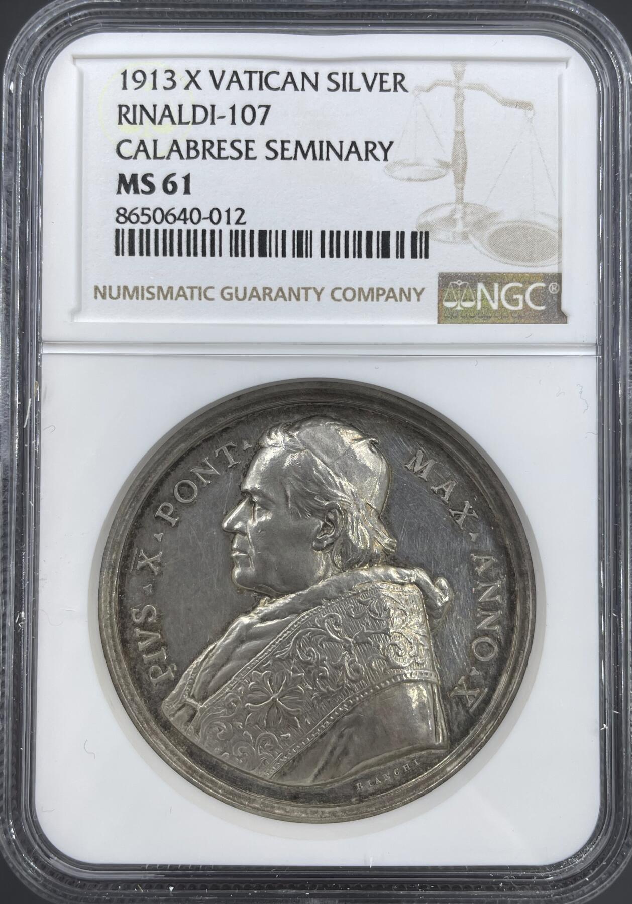 「木头集藏」“ 新岁撷珍”——章牌精品专场！ BIANCHI～1913年梵蒂冈教皇庇护十一世“卡拉布里亚神学院”纪念银章，MS 61 ，直径：44 mm，背面拉丁语“ALVMNOS ECCLESIAE CALABRIAE INSTITUENDIS”，译为“为培养卡拉布里亚教会的神职人员