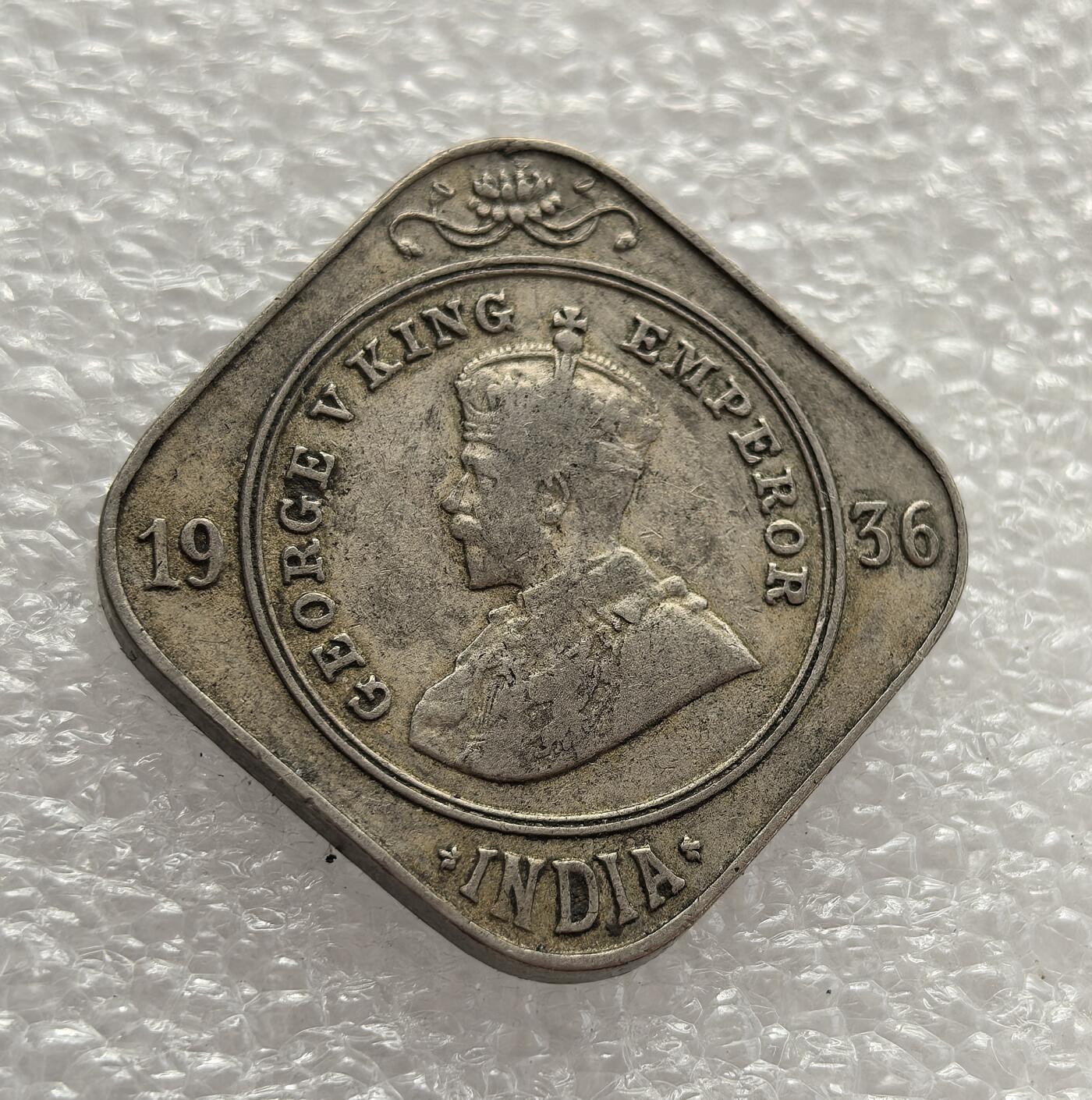 外国优质老铜币高银银币，周六九点倒数截拍，满百包邮，持续收拍，年后发货 英属印度 1936 年2 安娜方形硬币，属于乔治五世统治末期。方形设计与多语种文字适配印度多元文化，见证了英国殖民统治后期的货币体系，反映了殖民当局为维系统治而进行的文化妥协。