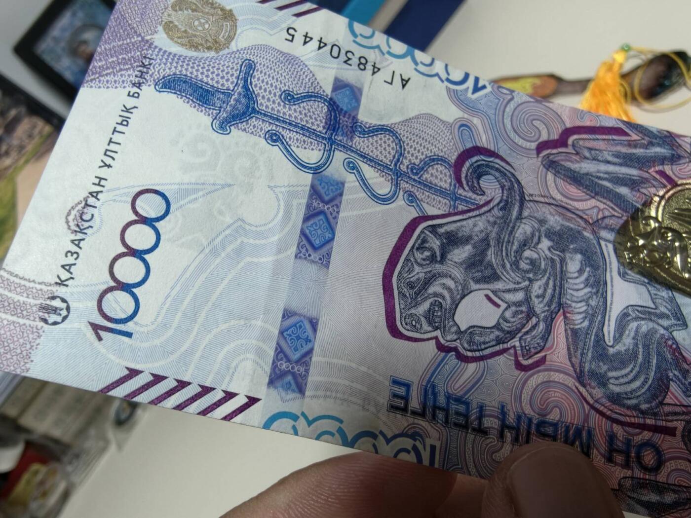 春节钱币瓷器清货捡漏拍场 哈萨克斯坦新版5000，10000，20000坚戈各一张，非常酷炫的一套高值，前卫的防伪和竖版设计，品相很好但有折痕如图