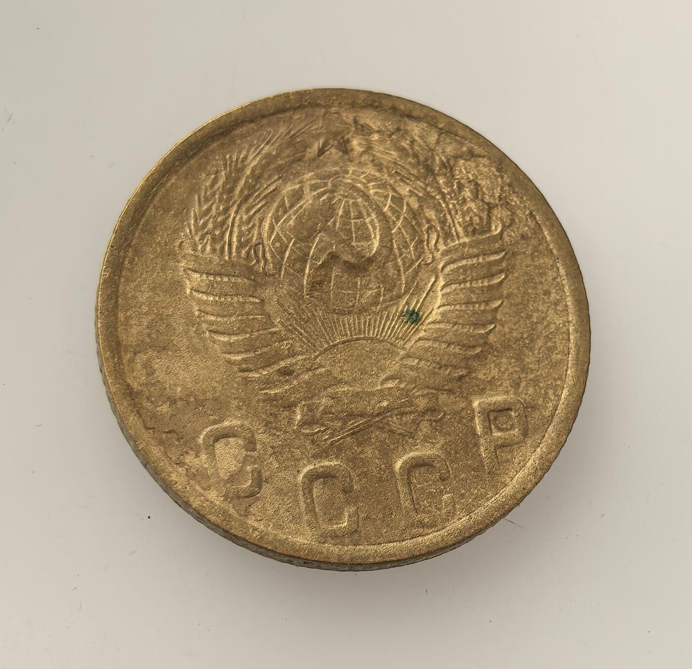 外国优质老铜币高银银币，周六九点倒数截拍，满百包邮，持续收拍，年后发货 苏联1949 年2 戈比流通铜币，属二战后经济恢复阶段的小额辅币，以铜合金铸造，见证了苏联战后重建与斯大林时期计划经济下的日常货币流通场景。