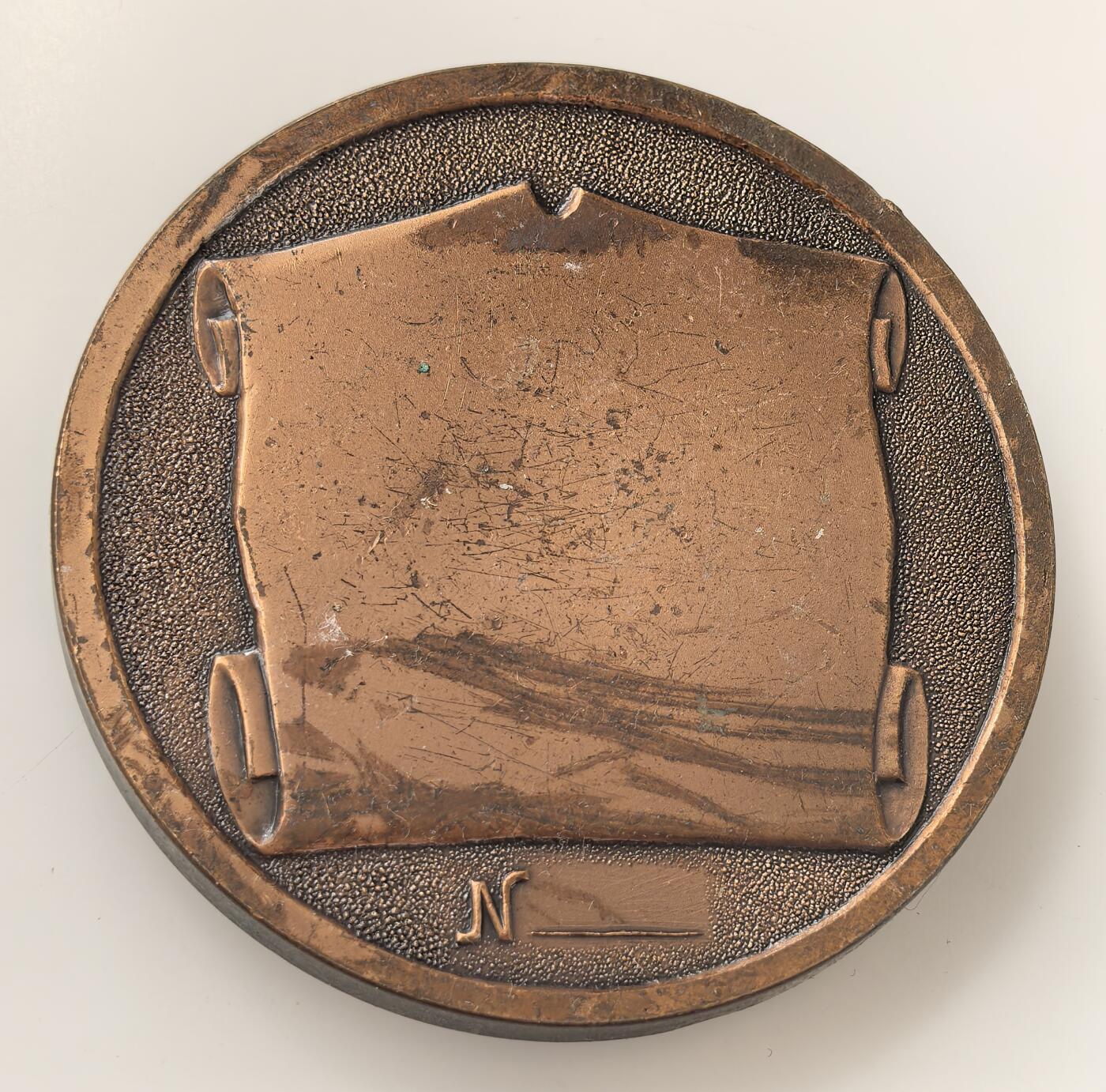 外国优质老铜币高银银币，周六九点倒数截拍，满百包邮，持续收拍，年后发货 苏联北方造船厂90周年高浮雕铜章，直径59.6mm，重138克,正面刻俄语 “90 ЛЕТ”（90 周年），融合波塞冬、战舰、锚等海军与神话元素