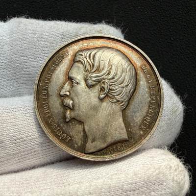 「木头集藏」“ 新岁撷珍”——章牌精品专场！ - Caqué～1850年法国丝绸女工互助会银章，直径：28.5mm，10.3 g，边铭：手指  ARGENT （1845-1860年），精致小银章，彩色氧化很美！