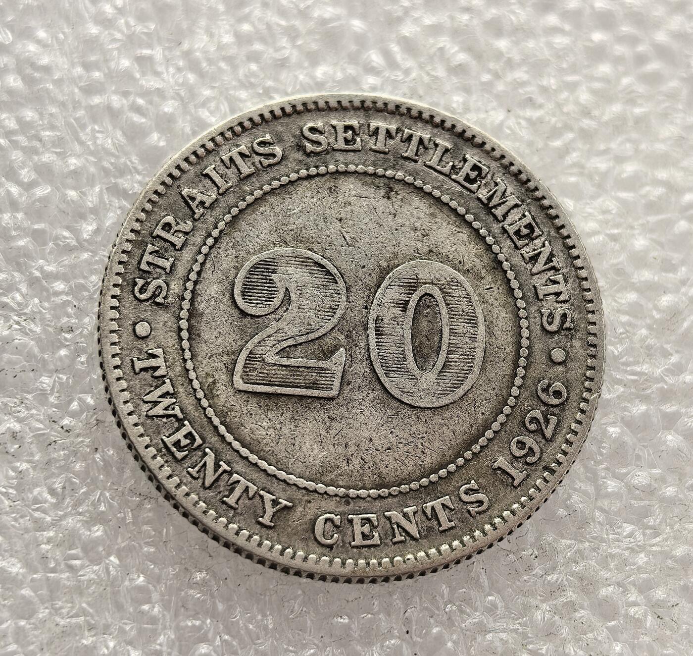 外国优质老铜币高银银币，周六九点倒数截拍，满百包邮，持续收拍，年后发货 英属海峡殖民地 1926 年   20 分银币，属于乔治五世时期的流通货币。当时海峡殖民地是英国在东南亚的商贸核心，该币以国王头像与面值为设计，见证了英国殖民统治下东南亚的货币统一与商贸繁荣，是殖民经济体系的重要遗存。